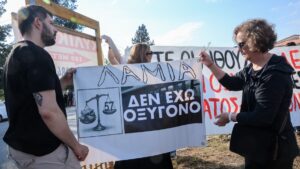 Ξεκίνησε η δίκη για τα Τέμπη: Παρόντες οι 6 από τους 36 κατηγορούμενους – Στην αίθουσα και συγγενείς των θυμάτων