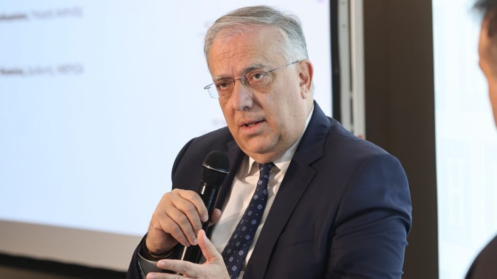 Θεοδωρικάκος: “Μείωση τιμών σε τρόφιμα και σούπερ μάρκετ ή παράταση στο πλαφόν”