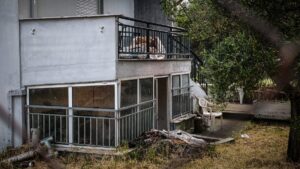 Έγκλημα στη Θεσσαλονίκη: Με τουλάχιστον 14 χτυπήματα από μαχαίρι και κατσαβίδι κατακρεούργησε τον πατέρα του ο 30χρονος