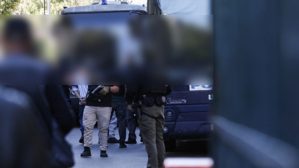Ληστεία στην Κάτω Τιθορέα: “Δεν θα χρησιμοποιούσαμε τα όπλα” – Τι είπε στην απολογία του ο 30χρονος