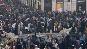 Υπερτουρισμός στην Ευρώπη: «Ασφυκτιούν» Ρώμη, Ποζιτάνο και Βαρκελώνη – Αντιδρούν οι κάτοικοι (Βίντεο)