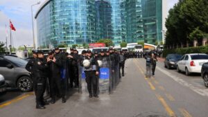 Τουρκία: Επέμβαση της αστυνομίας στα γραφεία του Ρεπουμπλικανικού Λαϊκού Κόμματος – Ο Κιλιτσντάρογλου κάλεσε δυνάμεις να απομακρύνει τον Οζγκιούρ Οζέλ