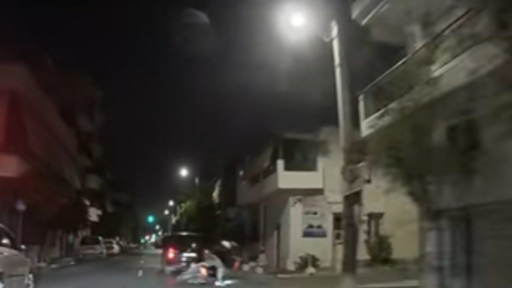 Νίκαια: Η στιγμή που μηχανάκι παραβιάζει το στοπ και πέφτει πάνω σε αυτοκίνητο (βίντεο)