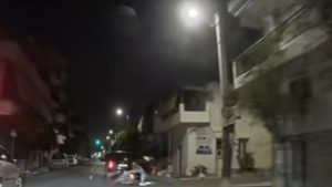 Νίκαια: Η στιγμή που μηχανάκι παραβιάζει το στοπ και πέφτει πάνω σε αυτοκίνητο (βίντεο)