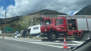 Τροχαίο στην Ιόνια Οδό: Απεγκλωβίστηκε ζευγάρι με τα παιδιά του μετά από εκτροπή οχήματος