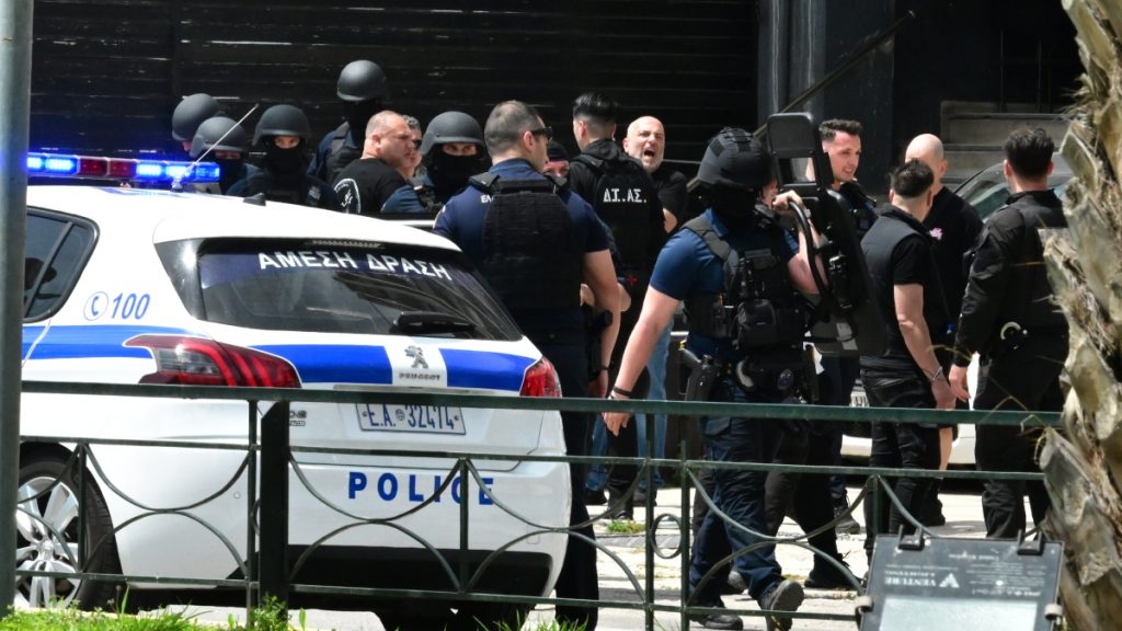 Μεθυσμένος άνδρας πυροβόλησε γυναίκα έξω από καφετέρια στις Τζιτζιφιές – Συνελήφθη ο δράστης