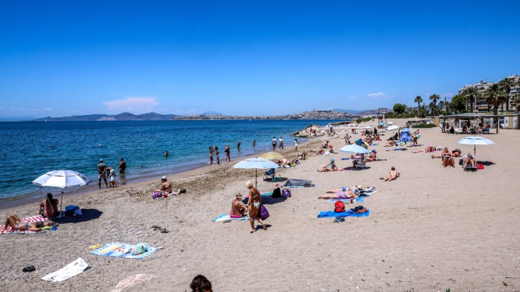 Καλοκαιρινός ο καιρός και σήμερα, έως 34 βαθμούς η θερμοκρασία – Πού θα βρέξει