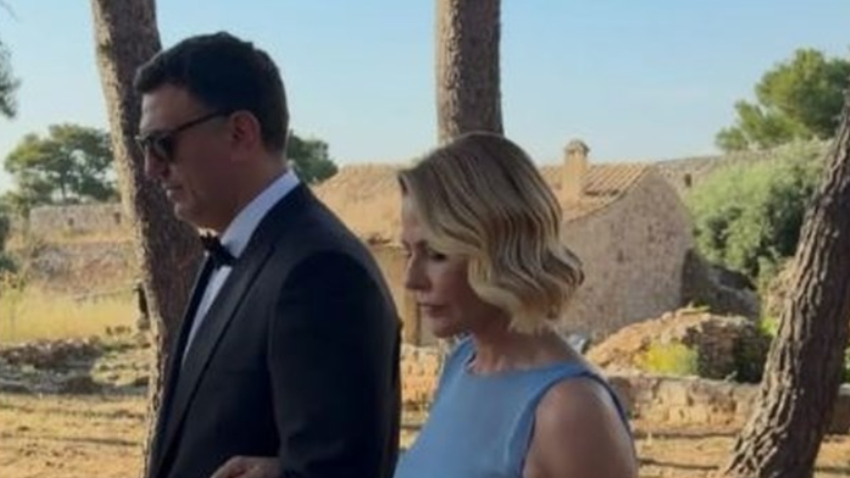 Τζένη Μπαλατσινού: Έλαμψε στον γάμο της κόρης της Αμαλίας – Ποιοι σχεδίασαν τα φορέματα που φόρεσε