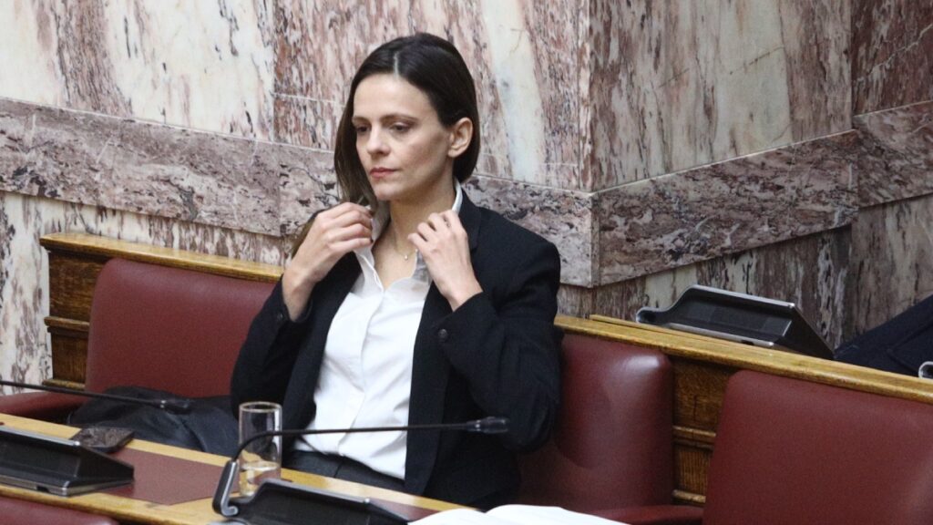 Ποιος παίρνει την έδρα της Έφης Αχτσιόγλου στη Βουλή μετά την παραίτησή της