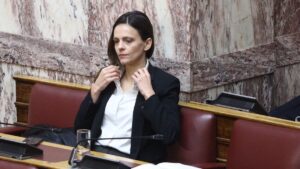 Ποιος παίρνει την έδρα της Έφης Αχτσιόγλου στη Βουλή μετά την παραίτησή της