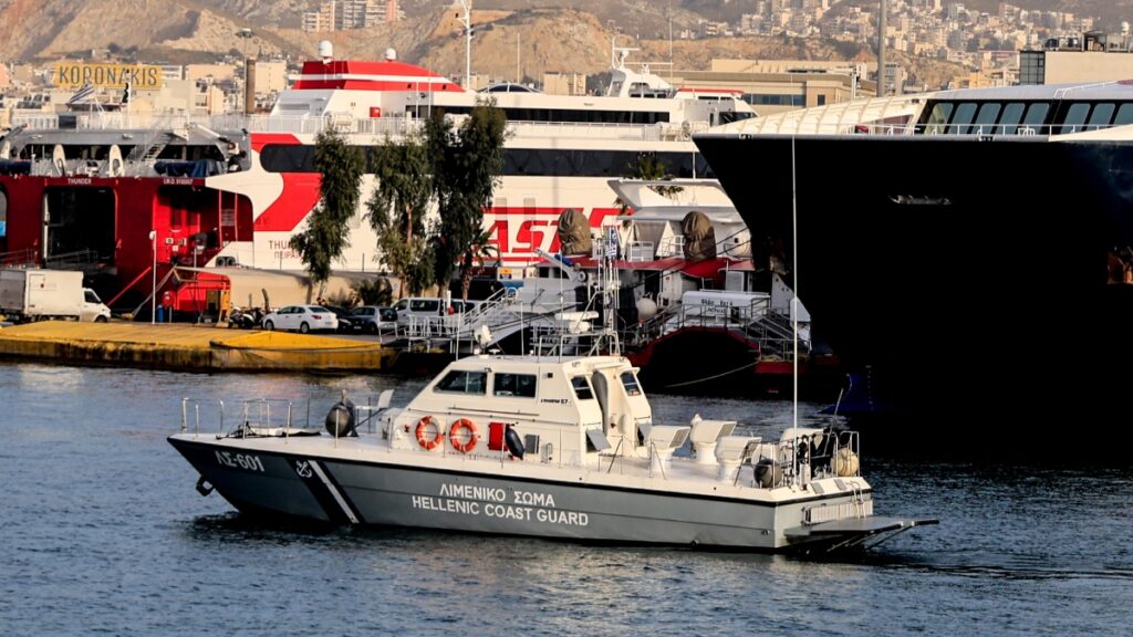 Αναστάτωση στο λιμάνι του Πειραιά – Έπεσε αυτοκίνητο στη θάλασσα