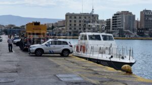 Πειραιάς: Ψάχνουν το ταξί που έπεσε στο λιμάνι, αγωνία για τον οδηγό – “Ήθελε να βάλει τέλος στη ζωή του”
