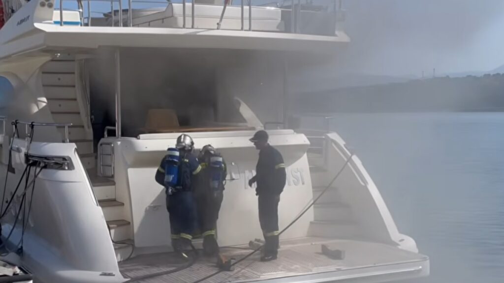 Θαλαμηγός στη μαρίνα Αμφιλοχίας τυλίχθηκε στις φλόγες, ένας τραυματίας – “Δεν μπορούσαμε να αναπνεύσουμε από τον καπνό”