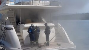 Θαλαμηγός στη μαρίνα Αμφιλοχίας τυλίχθηκε στις φλόγες, ένας τραυματίας – “Δεν μπορούσαμε να αναπνεύσουμε από τον καπνό”