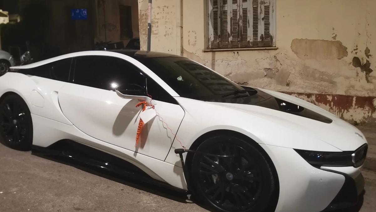“Ξεσκεπάστηκαν” δύο κυκλώματα ανηλίκων που διακινούσαν ναρκωτικά σε σχολεία και παιδικές χαρές με… supercar