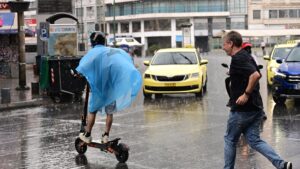Αγριεύει ο καιρός με ισχυρές καταιγίδες, χαλάζι και μπουρίνια – Πού χρειάζεται προσοχή