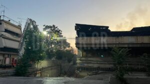 Αναζωπύρωση της φωτιάς στην αποθήκη με τουριστικά είδη στο Αιγάλεω – “Καταστραφήκαμε στη μέση της σεζόν” (βίντεο)