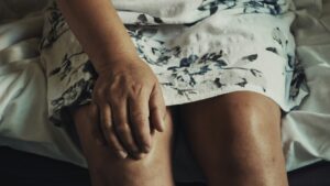 Νυχτερινές κράμπες στα πόδια: Οι πιθανές αιτίες και πώς να τις αντιμετωπίσετε