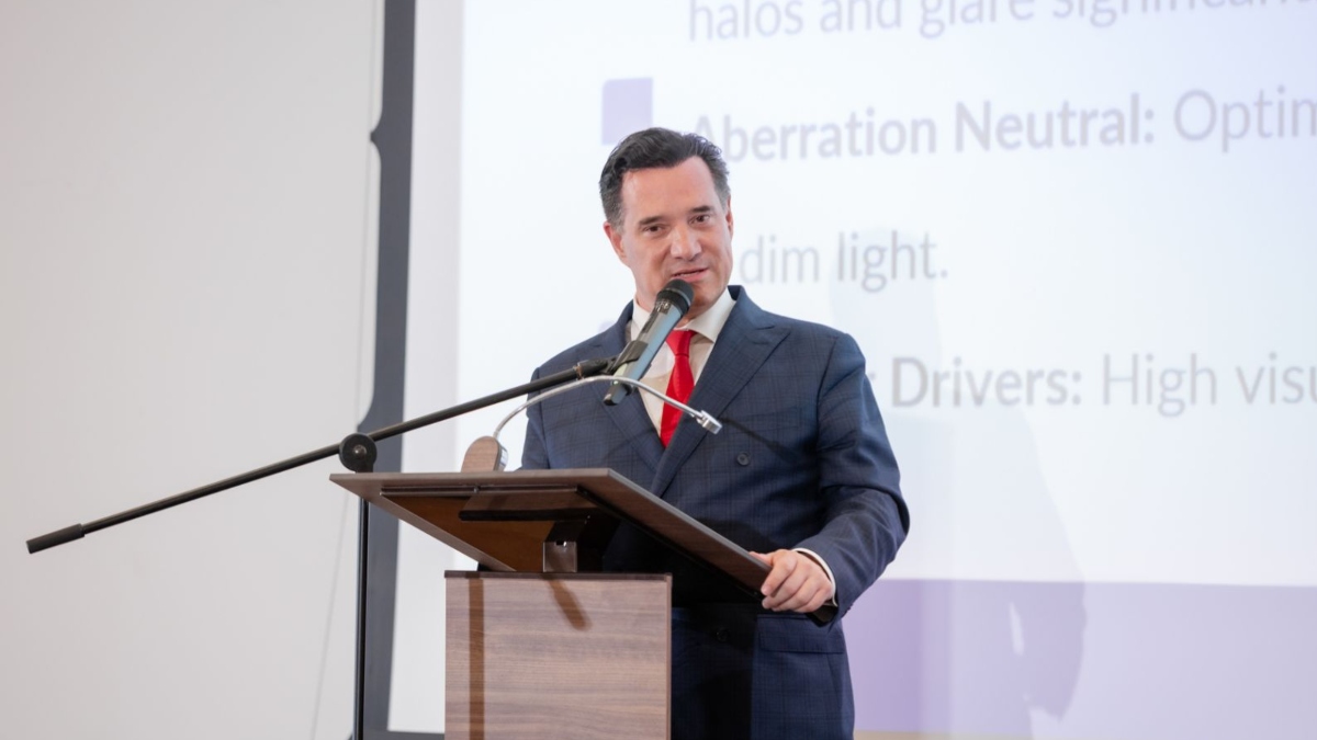 Άδωνις Γεωργιάδης: Αποκάλυψε ότι έχει κάνει εμφύτευση φακών για να απαλλαγεί από τα γυαλιά πρεσβυωπίας