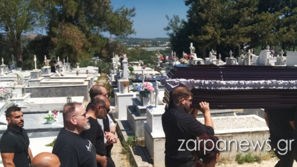 Χανιά: Οδύνη στην κηδεία της Σταυρούλας Λεβεντάκη που δολοφονήθηκε από τον ενοικιαστή της (Εικόνες)
