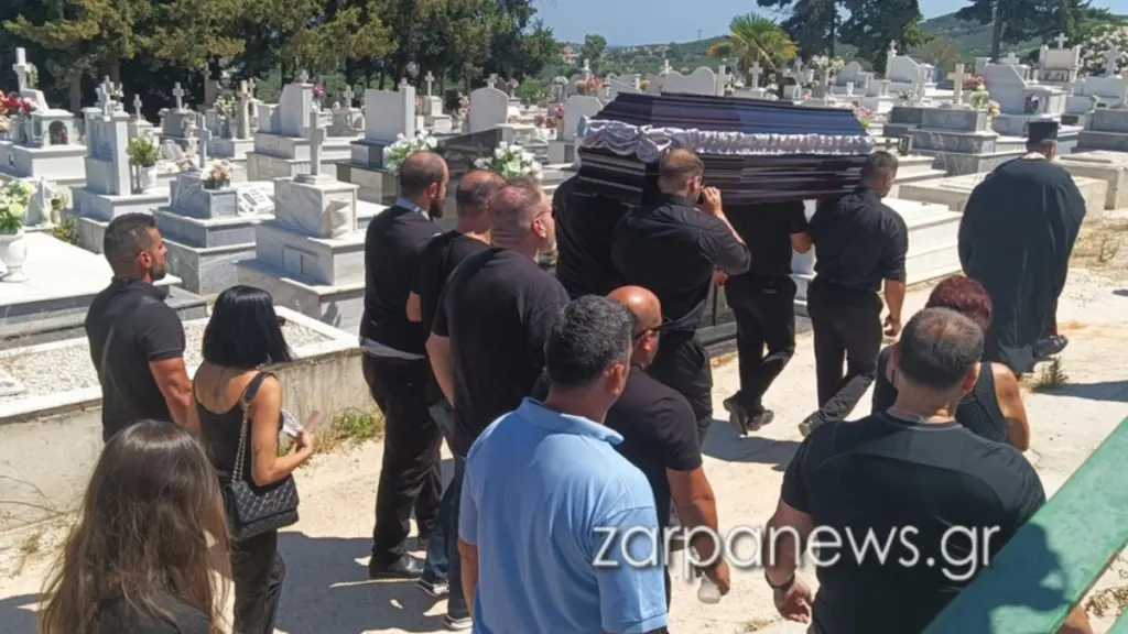 Οδύνη στην κηδεία της Σταυρούλας που δολοφονήθηκε από τον ενοικιαστή της  – “Αυτός ο θάνατος δεν αξίζει ούτε σε σκυλί” (Εικόνες)
