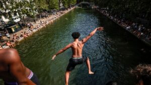 Σε συνθήκες καύσωνα και σήμερα τα 2/3 των Ευρωπαίων – Πρώτος θάνατος στην Ιταλία, χωρίς ρεύμα χιλιάδες σπίτια στη Γαλλία