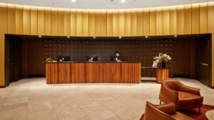 Αλλάζει το check-in στα ξενοδοχεία – Τι δεν μπορούν να ζητούν πλέον από τους πελάτες