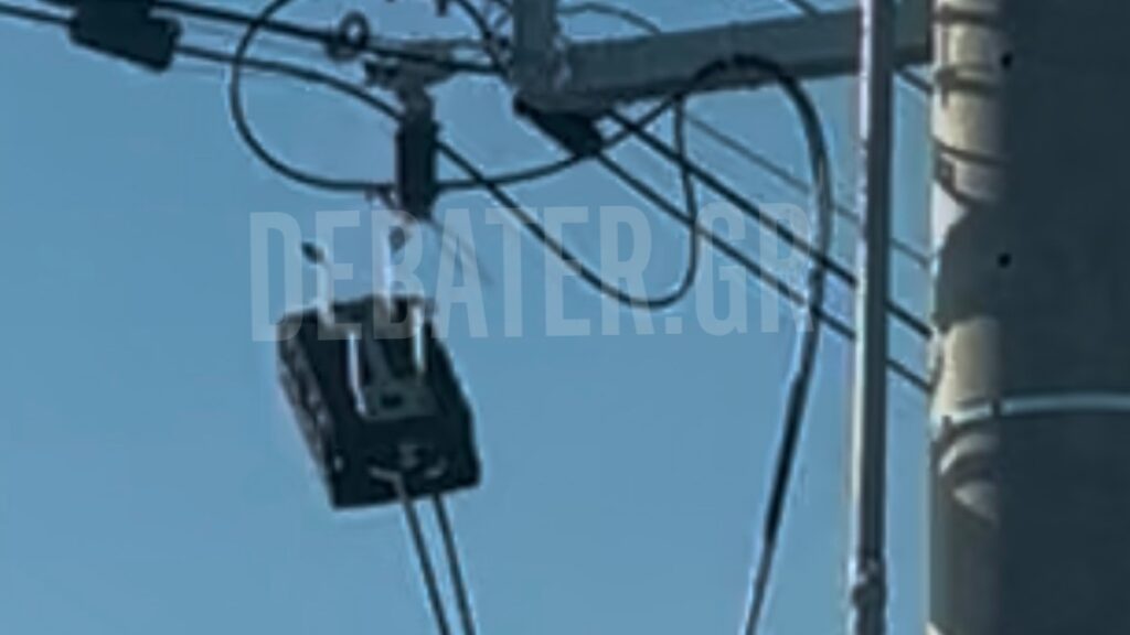 Σαλαμίνα: Ανησυχία για αντικείμενο που κρέμεται από κολώνα ηλεκτροδότησης – “Αιωρείται εδώ και μέρες” (βίντεο)