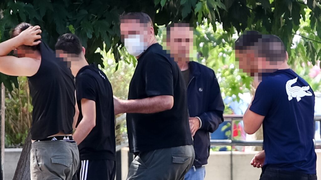Δολοφονία 15χρονου στην Καλλιθέα: Ώρα απολογίας για τους 7 – Η υπερασπιστική γραμμή και το στοιχείο με τις οπαδικές μπλούζες