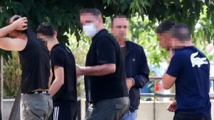 Δολοφονία 15χρονου στην Καλλιθέα: Ώρα απολογίας για τους 7 – Η υπερασπιστική γραμμή και το στοιχείο με τις οπαδικές μπλούζες