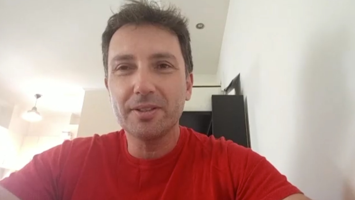 Δημήτρης Κανέλλος: Περιπέτεια για τον τραγουδιστή – Τον δάγκωσε λαγοκέφαλος στη Βάρκιζα