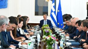 Μητσοτάκης στο υπουργικό: “Αναμένεται κι άλλη πτώση στη βενζίνη – Υπερφίαλες οι εξαγγελίες των αντιπάλων μας”