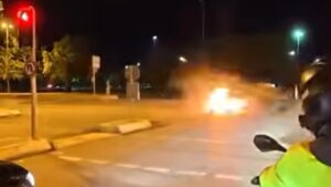Τρομακτικές σκηνές στην Κωνσταντινούπολη: Αυτοκίνητο “λαμπάδιασε” ύστερα από σύγκρουση με άλλο όχημα (βίντεο)