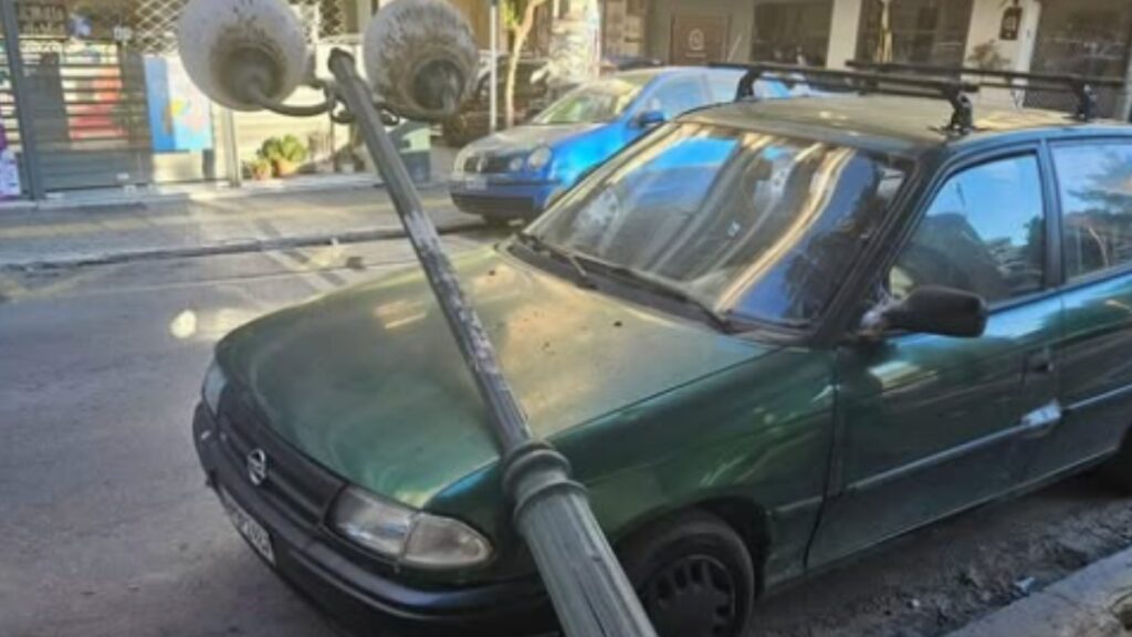 Νέα Ιωνία: Κολώνα φωταγώγησης κατέρρευσε κι έπεσε πάνω σε αυτοκίνητο (Φωτογραφία)