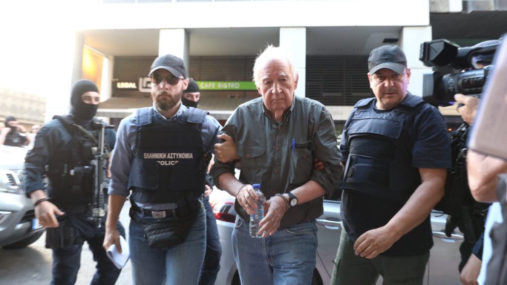 Γιωτόπουλος: Με χειροπέδες από τη ΓΑΔΑ στον εισαγγελέα για την επιστροφή του στον Κορυδαλλό
