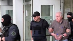 Αλέξανδρος Γιωτόπουλος: Ξανά στον Κορυδαλλό ο αρχηγός της 17Ν – Η έξοδος από την Εισαγγελία Πειραιά(βίντεο)