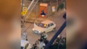 Κολωνός: Οδηγοί μηχανής πιάστηκαν στα χέρια για την προτεραιότητα πάνω στη σιδηροδρομική διάβαση (βίντεο)