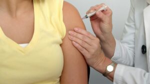 Ιστορική επιτυχία του εμβολίου HPV: Μηδενικοί θάνατοι από καρκίνο τραχήλου στις νεαρές γυναίκες στην Αγγλία
