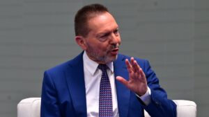 Προειδοποίηση Στουρνάρα: “Οι δημόσιες συντάξεις δεν θα αρκούν στο μέλλον” – “Κλειδί” τα Επαγγελματικά Ταμεία