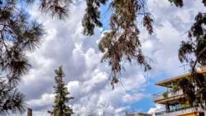 Καιρός: Λιακάδα και λίγη συννεφιά σήμερα – Ισχυρά μελτέμια και μικρή πτώση της θερμοκρασίας