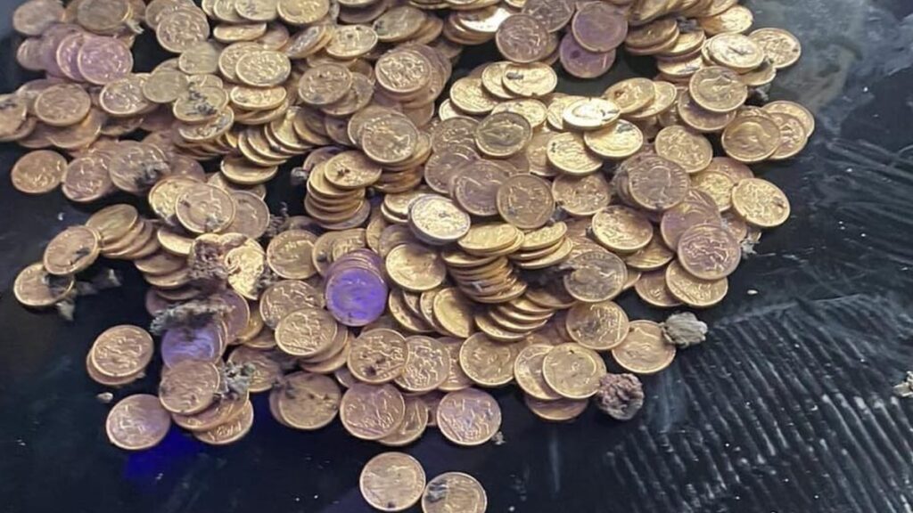 Πώς άρπαξαν 200 χρυσές λίρες αξίας 450.000 ευρώ από ηλικιωμένο στην Αθήνα – Η απάτη με τους “υπαλλήλους της ΔΕΗ”