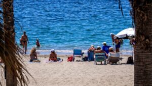 Καιρός: Επιμένουν και σήμερα τα μελτέμια – Έως 36 βαθμούς ο υδράργυρος