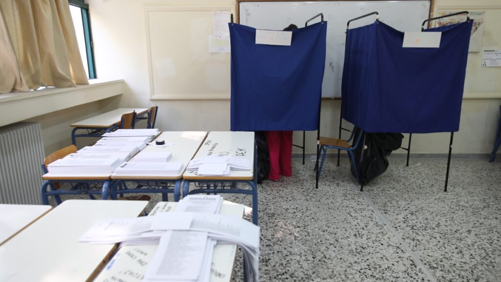 Δημοσκόπηση Interview: Ενισχυμένη η ΝΔ, εδραιώνεται δεύτερος ο Τσίπρας – “Κολλημένο” το ΠΑΣΟΚ, πτώση για Καρυστιανού