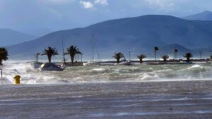 Μαρουσάκης: “Επικίνδυνα μελτέμια έως 9 μποφόρ τις επόμενες ώρες” – “Καμπανάκι” για φωτιές και στην Αττική