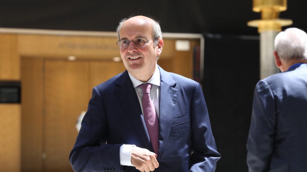 Χατζηδάκης για Τσίπρα: “Επανέρχεται με τα συνθήματα και τα ποσοστά του παρελθόντος”