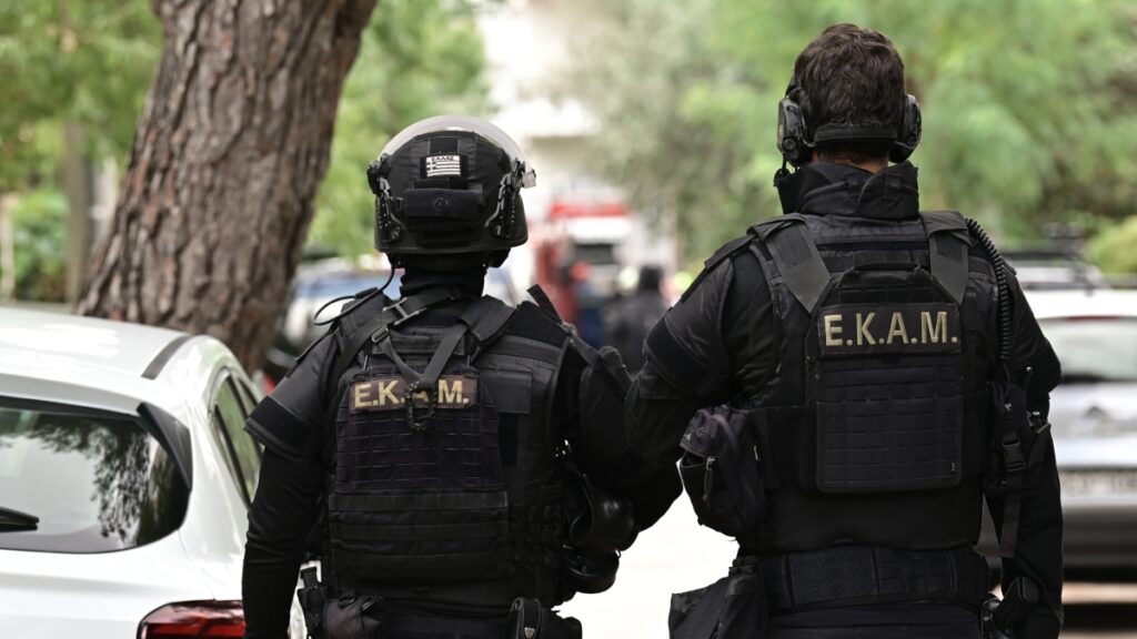 Το ελληνικό FBI “ξήλωσε” μεγάλο κύκλωμα που διακινούσε όπλα και ναρκωτικά  – 8 συλλήψεις στην Αττική