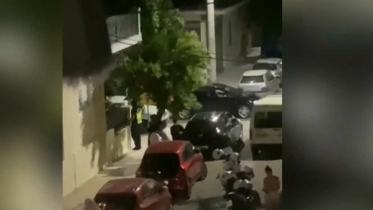 Αιγάλεω: Βίντεο με τη σύλληψη του μεθυσμένου οδηγού που “καρφώθηκε” σε 6 παρκαρισμένα ΙΧ
