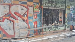 Μεγάλη φωτιά σε κατάστημα κινητής τηλεφωνίας στην Ομόνοια – Ολοσχερής καταστροφή (βίντεο)