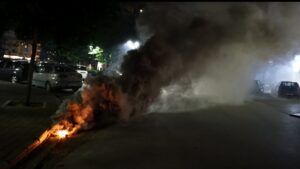 Λάρισα: Ένταση και επεισόδια ανάμεσα σε οπαδούς της ΑΕΛ και αστυνομικούς έξω από το σπίτι του ισχυρού άνδρα των «βυσσινί» (Βίντεο – Φωτογραφίες)