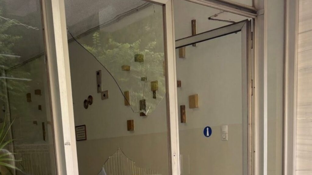 Αγρίνιο: Άνδρας χτύπησε το κεφάλι της συντρόφου του σε τζαμαρία – Είχε προηγηθεί καβγάς στη μέση του δρόμου